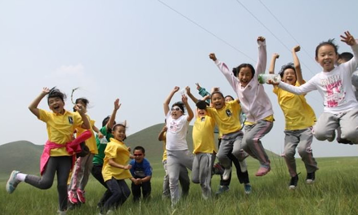 孩子们在户外玩耍