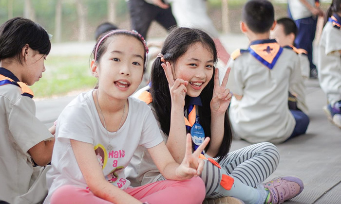 孩子们在户外活动