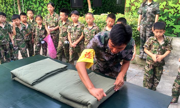 辅导学员整理内务