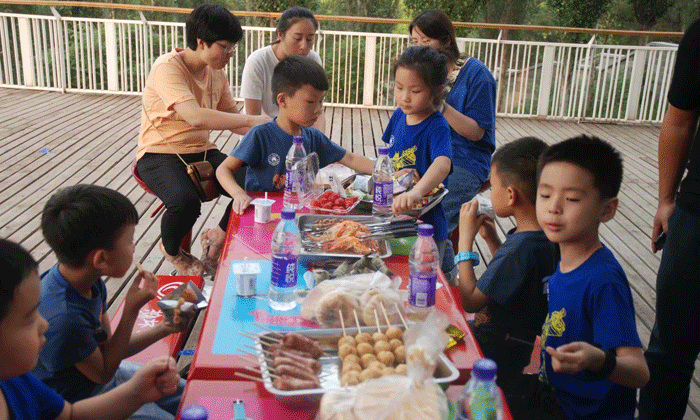 一起准备烧烤的材料