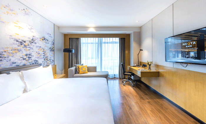 房间里有书桌可以写作业