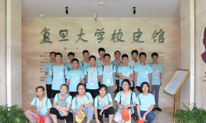 校史馆前合影