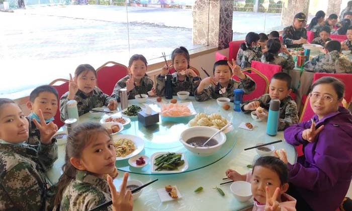 和生活老师一起吃饭