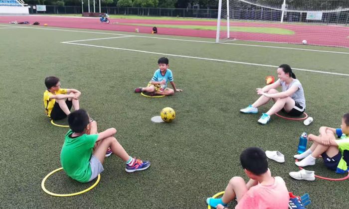 孩子们在一起踢足球