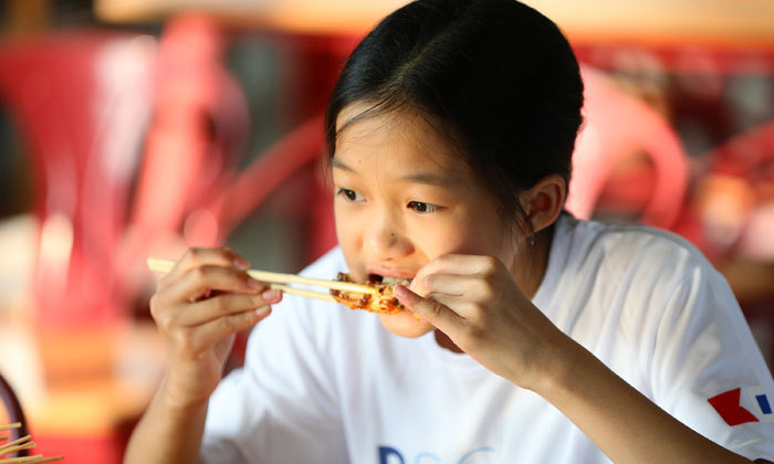 孩子正在享受美食