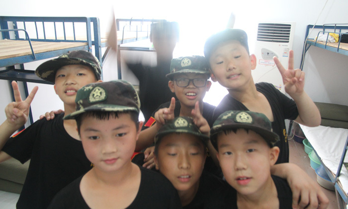 与小伙伴在宿舍的合影