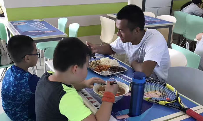 孩子和教官一起吃饭