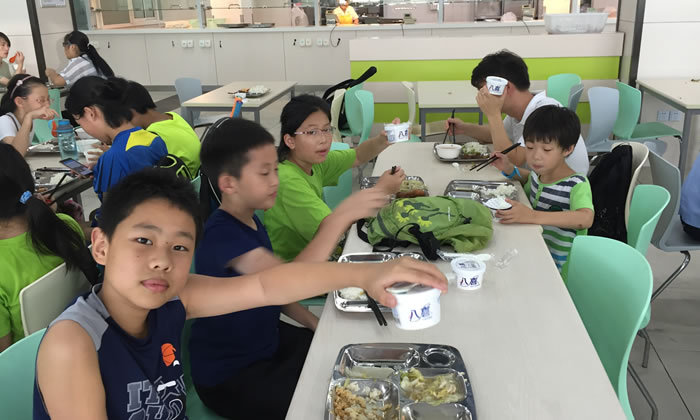 孩子们一起吃晚餐