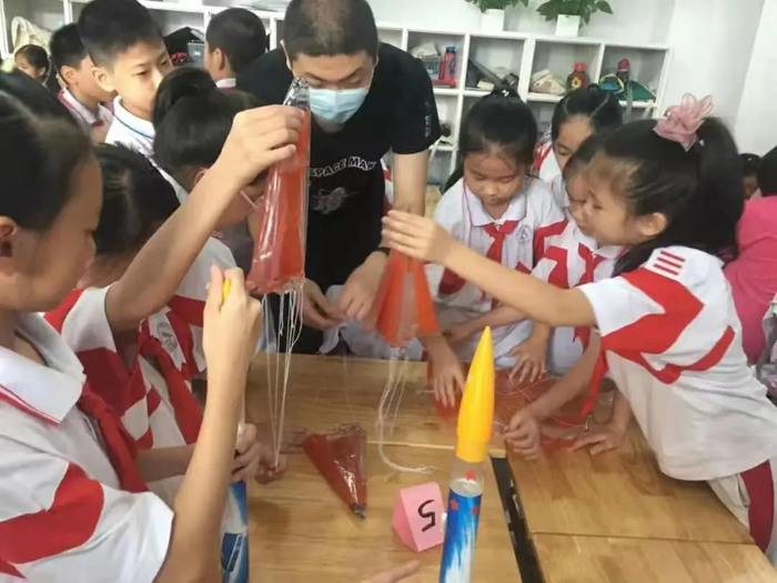 老师教我们制作火箭模型