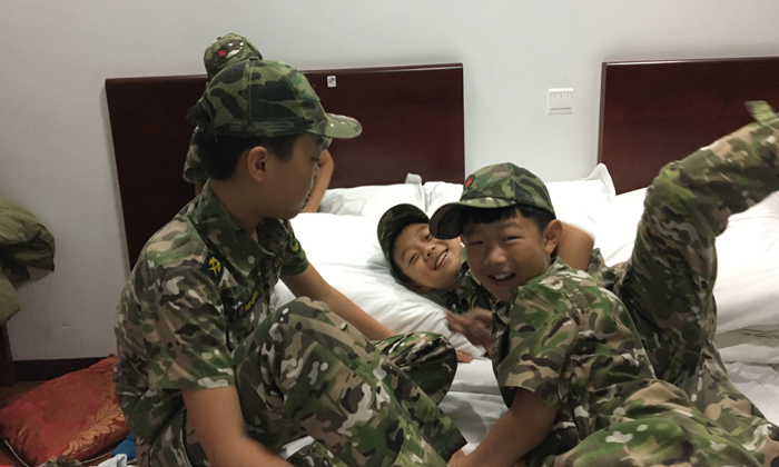 热闹的寝室氛围