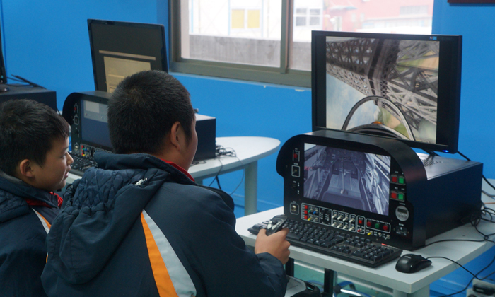 航模带给青少年无限震撼感受