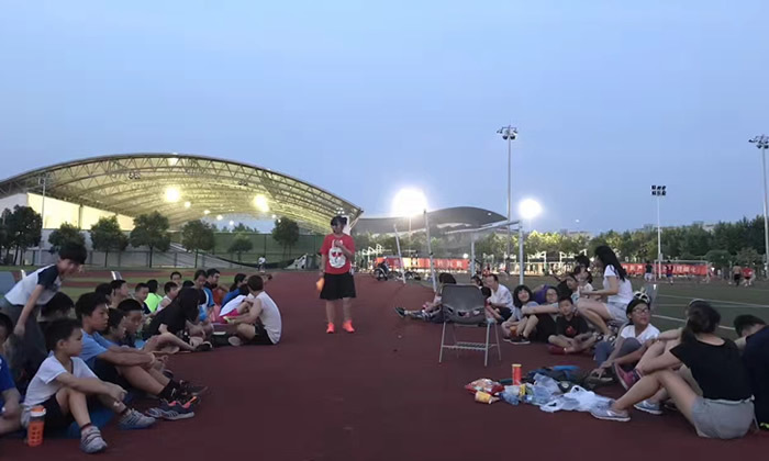 晚上在一起活动