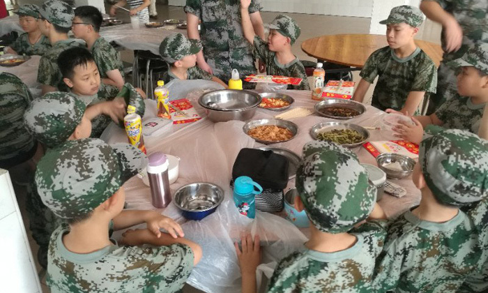 与小伙伴一起的照片