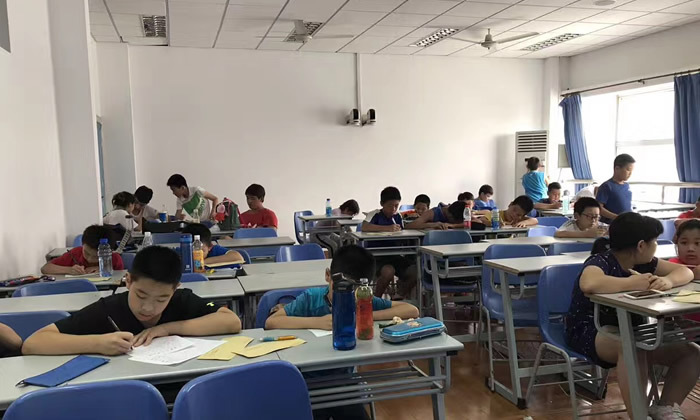 孩子认真的上课