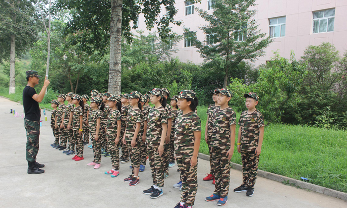 看著整齊的隊(duì)列讓青少年在短時(shí)間內(nèi)輕松掌握