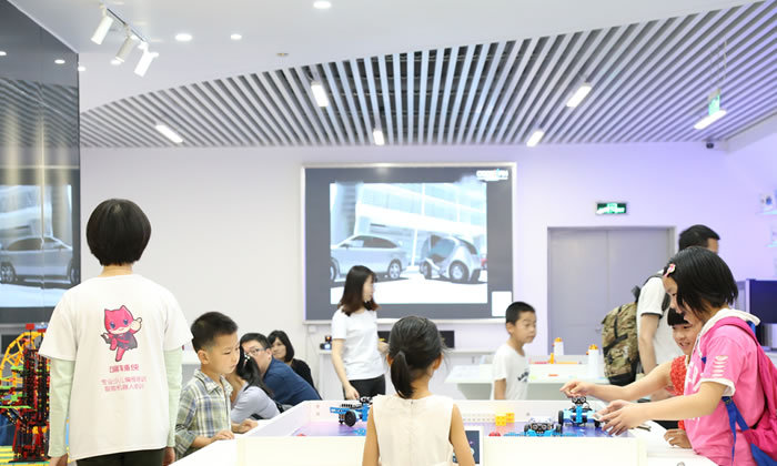 孩子们在参观航模