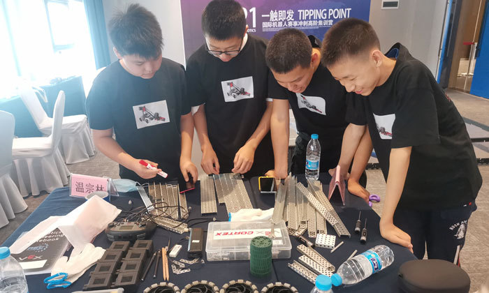 和伙伴一起组装机器人