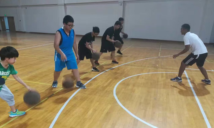 孩子们在训练打篮球