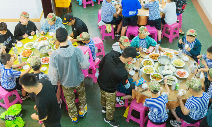 大家一起吃午飯