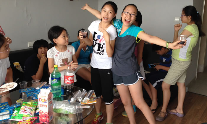 在一起零食聚餐