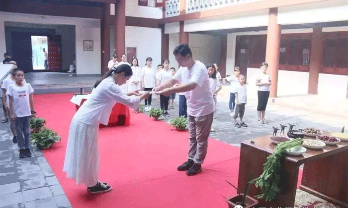 正在进行礼仪课