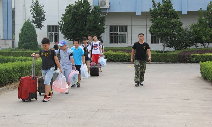 自己带着行李向宿舍楼走去