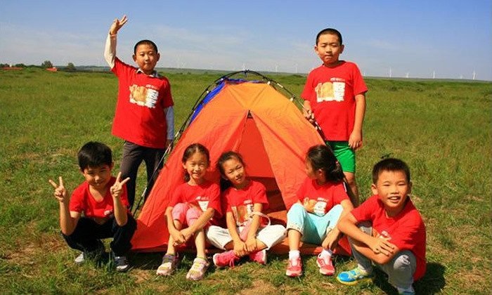 孩子们在户外的帐篷