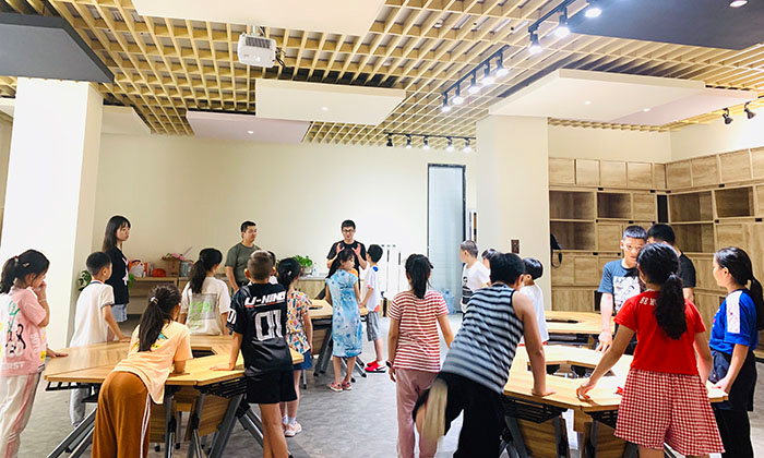 认真听讲的小朋友