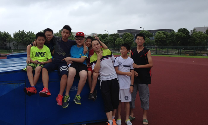 在外面一起拍照