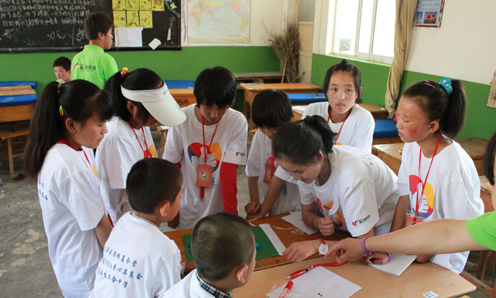 孩子们在一起讨论问题