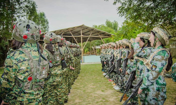 孩子们在户外玩游戏