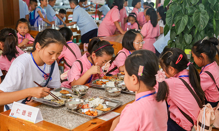 仁德班一起快乐用餐