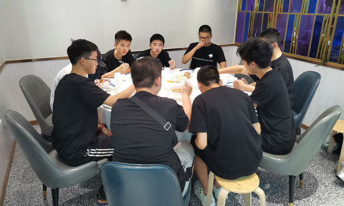 学员一起吃桌餐