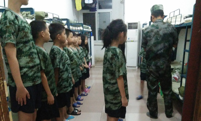 教官来宿舍进行检阅