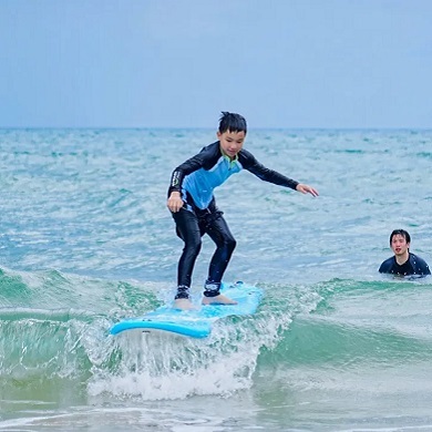 【海南亲子】6天海南亲子骑行冬令营|赶海拉地笼+挑战冲浪+探秘山钦湾燕子洞