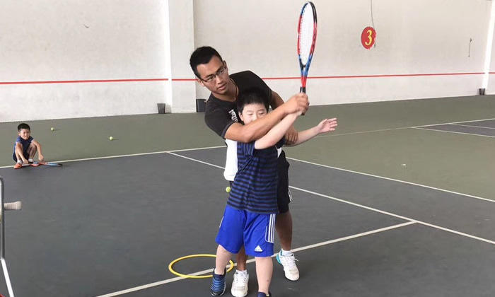 孩子在训练网球
