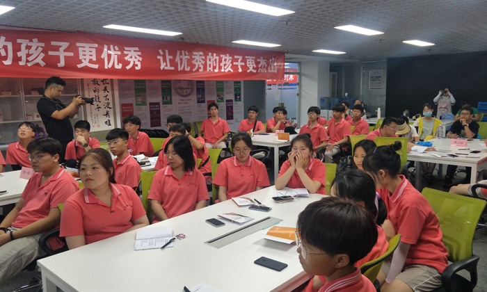 认真听教官讲话的孩子们