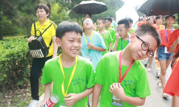 在户外和同伴一起玩