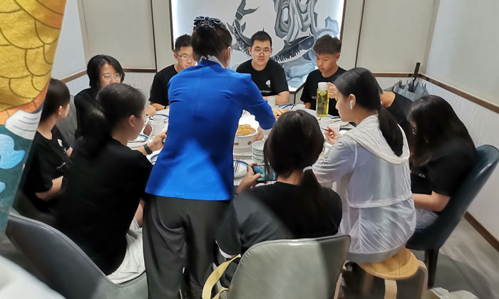 学员一起吃桌餐