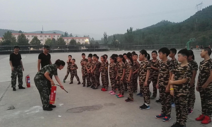 教員正在講解滅火器的工作原理