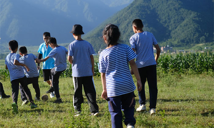 踢足球（山區(qū)變形記）