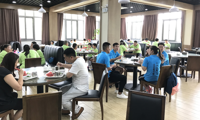 老師和我們一起用餐