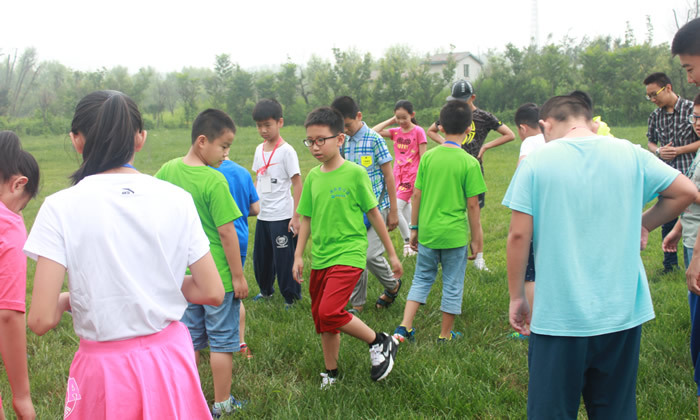 在室外草地玩游戏