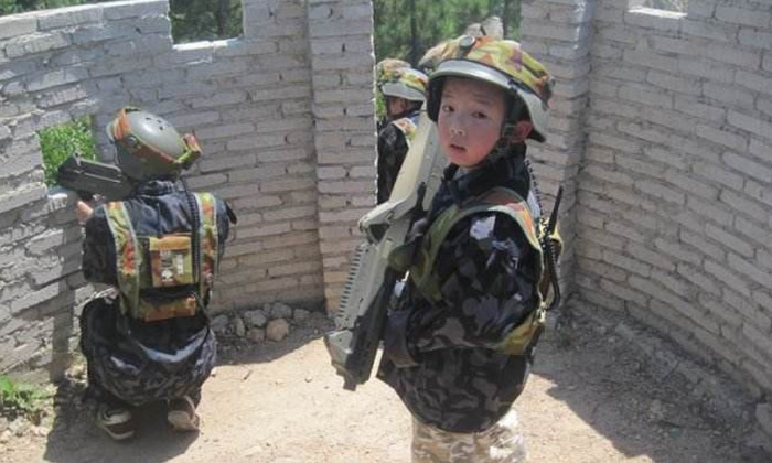 真人CS中孩子在游戏中