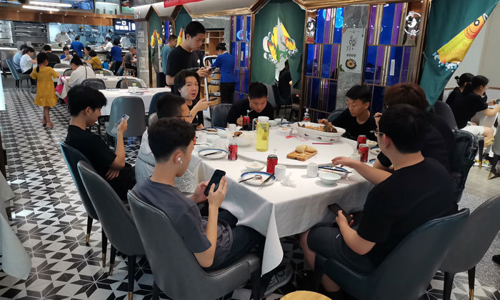 学员一起吃桌餐