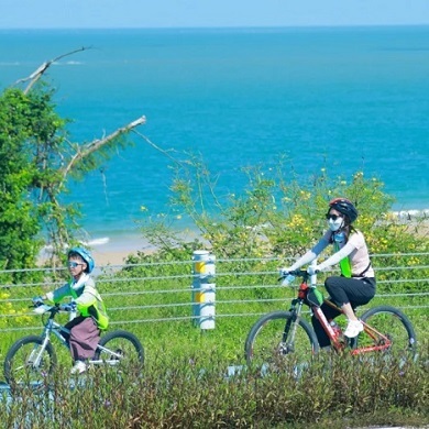 【海南亲子】6天海南亲子骑行冬令营|赶海拉地笼+挑战冲浪+探秘山钦湾燕子洞
