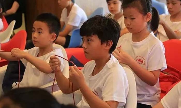 小学员们都很认真