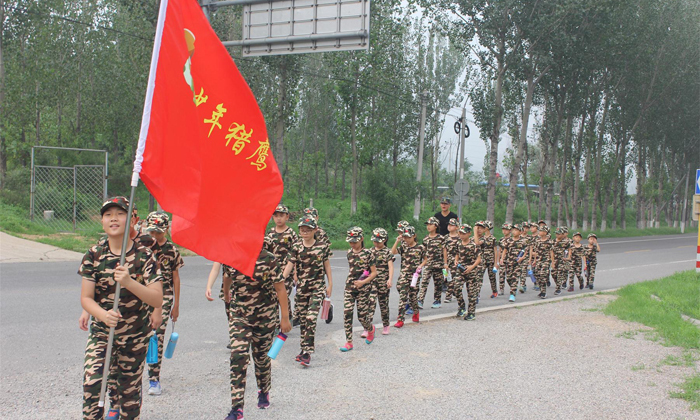  青少年在特色的夏令營課程中快樂玩耍