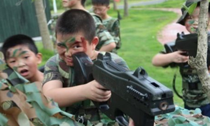 聚精会神的在瞄准