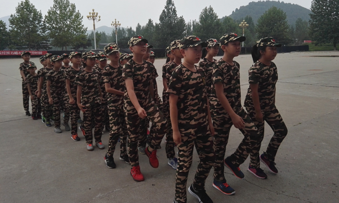 訓(xùn)練整齊的隊(duì)列讓青少年精神飽滿
